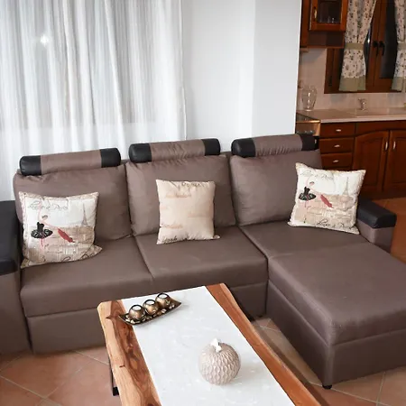 Goddesses 1 In Nies Appartement